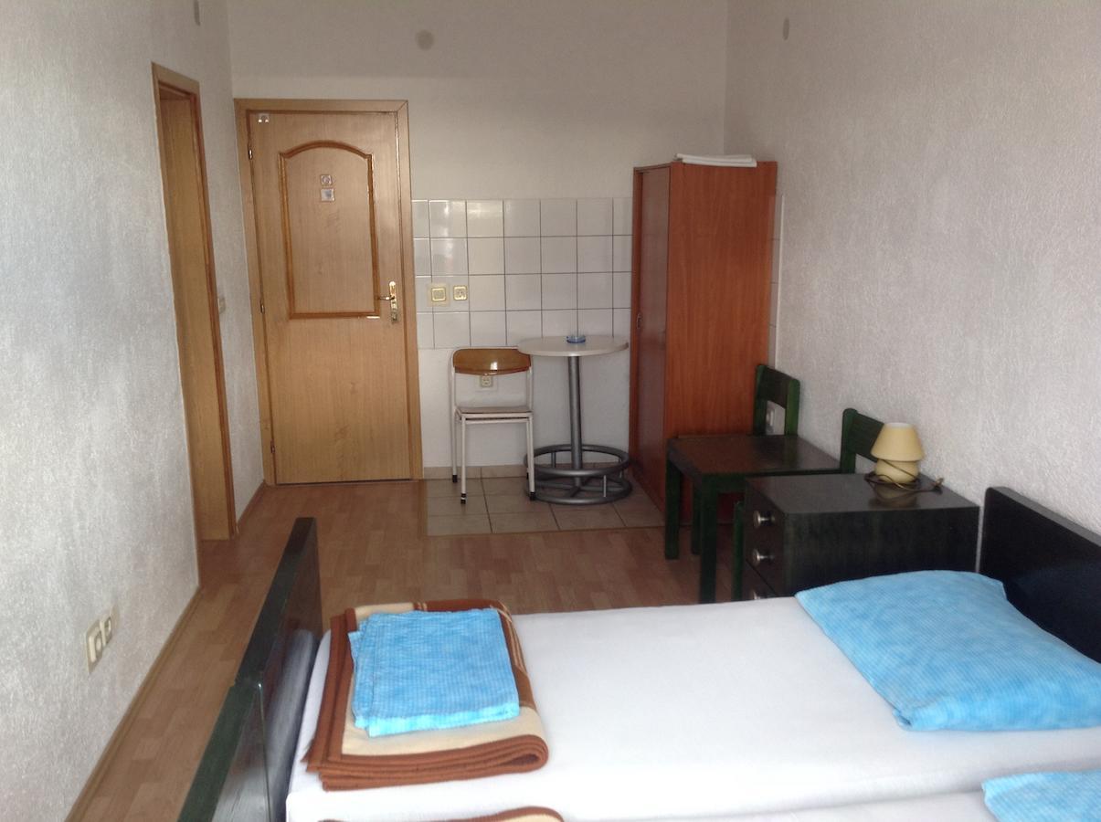 Katarina Apartments And Rooms Sibinj Krmpotski Quarto foto